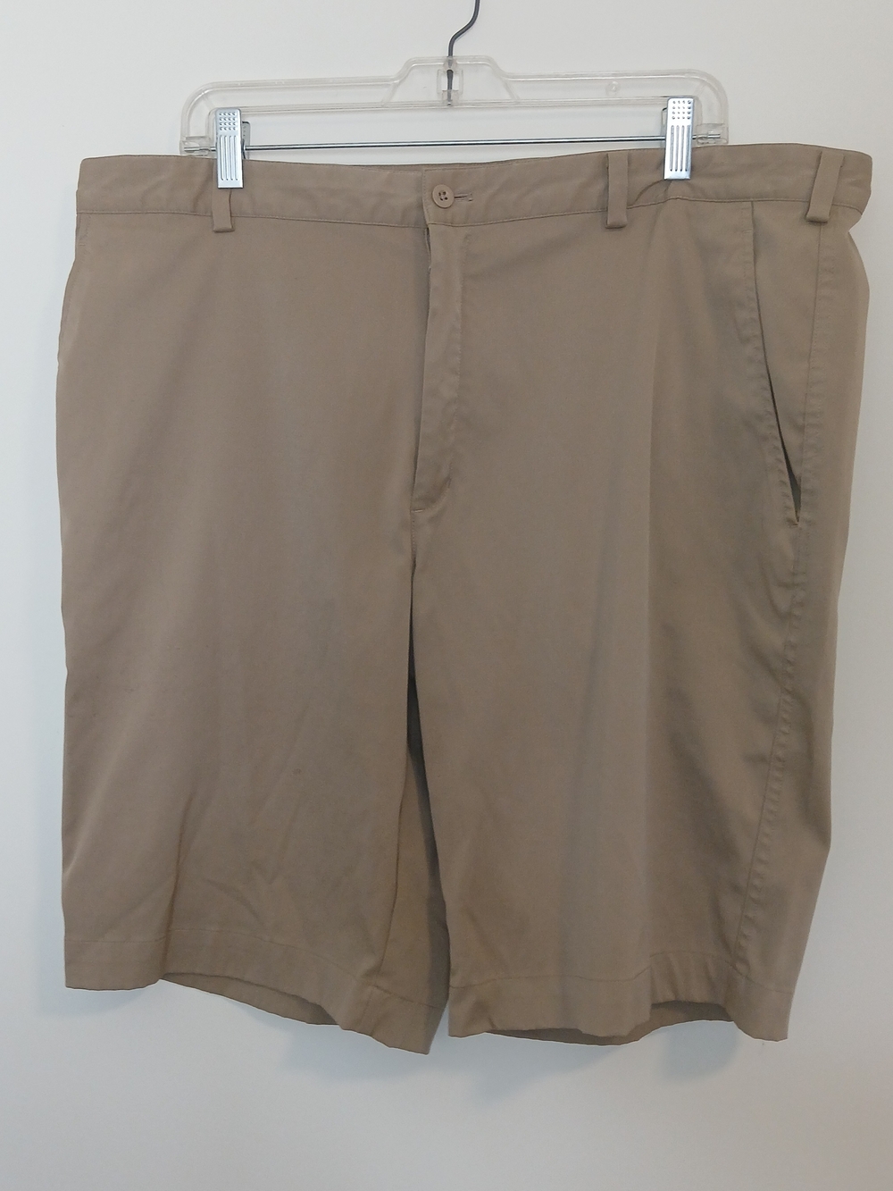 Nike Golf Men's Flat-Front Shorts in Tan Size 40